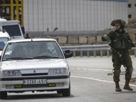 الاحتلال يحتجز 4 شبان على حاجز عسكري