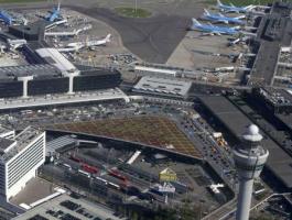 ماذا فعل قرار ترمب بـ 6 مسافرين في مطار أمستردام؟