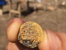 العثور على قطع نقدية من الذهب منقوشة بالشهادتين