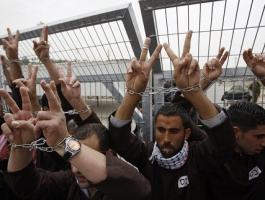 قضاة ومحامو تونس يشاركون باعتصام جماهيري تضامناً مع الأسرى الفلسطينيين.jpg