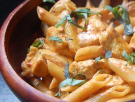 creamy-red-pepper-and-basil-pasta-with-chicken