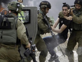 اعتقال شابين بعد الاعتداء عليهما بالضرب في القدس القديمة.png