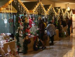 بلدية رام الله تفتتح سوق الميلاد المجيد