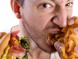 رجل متوتر يتناول طعام  - زيادة الوزن_2