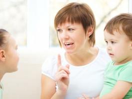 mother-talking-to-children-980x498