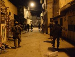 مواجهات مع الاحتلال في مخيم الدهيشة ودهم منازل في الخضر