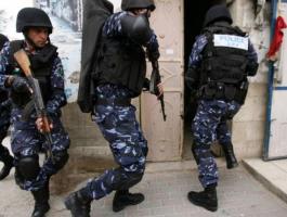 شرطة الخليل تُلقي القبض على متهم بـ 20 قضية سرقة