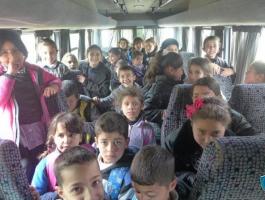 الشرطة تضبط حافلة نقل طلاب بحمولة زائدة بالخليل