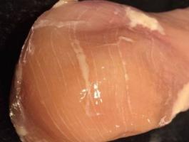 هام جداً : هذا هو سبب ظهور الخطوط البيضاء في لحوم الدجاج!