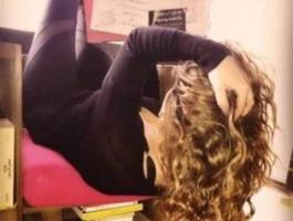 خمنوا من الفنانة اللبنانية الشهيرة في هذه الصورة ؟