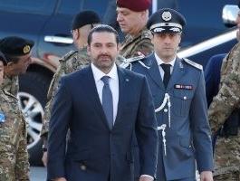 سعد الحريرى يصافح عون خلال احتفالات لبنان بعيد الاستقلال