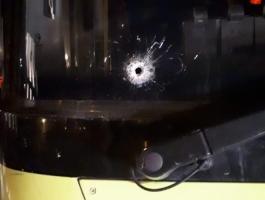 أفادت مصادر إعلام عبرية، بإصابة مستوطنين، إثر إطلاق مسلحين فلسطينيين النار على حافلة مصفحة للمستوطنين قرب مستوطنة بيت إيل.  وقال موقع 0404 المقرب من جيش الاحتلال الإسرائيلي، إن عدة طلقات نارية أصابت الحافلة، وأصيب مستوطن بصورة طفيفة.