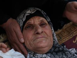 بالصور: والدة الأسير عثمان يونس تواصل إضرابها عن الطعام لليوم الـ14 على التوالي