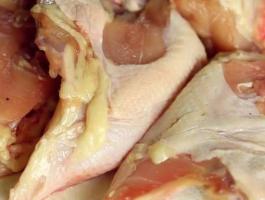 هذه العلامات تكشف أنّ لحم الدجاج المجلّد أصبح فاسداً.. تعرفوا عليها!