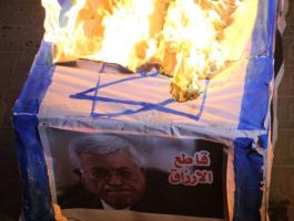 للمرة الثانية.. حرق صور الرئيس عباس خلال مسيرة بمخيم البريج