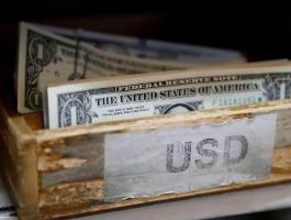 الدولار يهبط وتراجع في العائدات الأميركية
