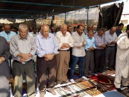 العشرات يؤدون صلاة الجمعة في خيمة الاعتصام مع الأسرى المضربين بطوباس