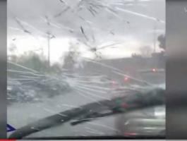 بالفيديو: عاصفة من البَرَد تحتجز أطفالا داخل سيارة وتحطم أجزاء منها