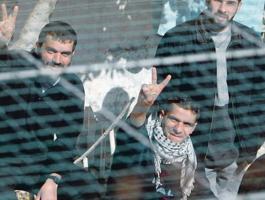 خمسة أسرى يدخلون أعوامًا جديدة في سجون الاحتلال.jpg