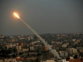 تباين ردود الفعل الإسرائيلية على إطلاق الصواريخ وسط دعوات للتصعيد