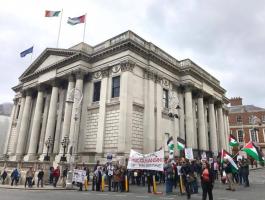 حملة التضامن الفلسطينية الإيرلندية تسلم عريضة تطالب بوقف تجارة السلاح مع 