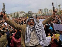 قراءة في المظاهرات الغاضبة والنتائج المتوقعة من الحشود الشعبية لموظفي السلطة بغزة