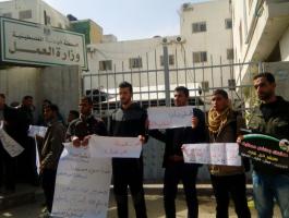 اعتصام للخريجين أمام وزارة العمل بغزة للمطالبة بحقوقهم.jpg