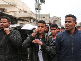 وسط غضب شديد.. جماهير رفح تشيع جثمان الفتى 