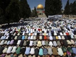 45 ألف مصلٍّ أدوا صلاة الجمعة في رحاب الأقصى.jpg