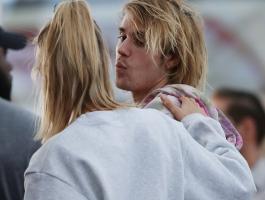 4374622-6181959-Pucker_up_Justin_couldn_t_get_enough_of_his_beloved_s_kisses_whe-a-29_1537310455236.jpg