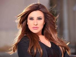 بالفيديو: نجوى كرم تحتفل بعيد وزيرة لبنانية.. وهذا ما غنّته لها!