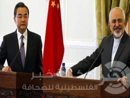 وزير الخارجية الايراني محمد جواد ظريف ونظيره الصيني وانغ يي 