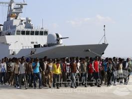خفر السواحل الإيطالي ينتشل جثة مهاجر وينقذ 200