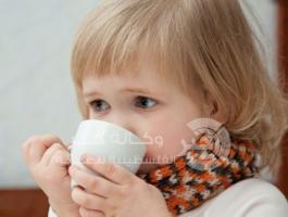 طفل يشرب شاي 