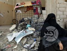 نسوة يمنيات يعشن في حطام أحد البيوت التي دمرها قصف طائرات التحالف الذي تقوده السعودية على صنعاء
