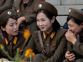 بالفيديو : مجندات جيش كوريا الشمالية نظام والتزام ووطنية يفوق الوصف