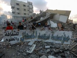 صحيفة عبرية تكشف عن هدف إسرائيل من قصف مركز المسحال الثقافي والأحياء السكنية 