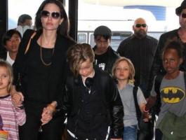FAMEFLYNET-STOCK-Brad-Pitt-And-Angelina-Jolie-Departing-Los-Angeles-With-Their-Kids_163407_large.jpg