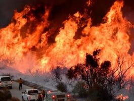 الحرائق تهدد 18 ألف بناية بكاليفورنيا