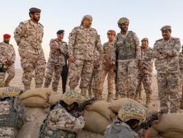 وزير قطري بالزي العسكري على الحدود السعودية