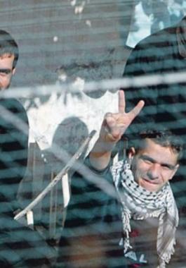 أسيران يدخلان أعوامًا جديدة داخل سجون الاحتلال.jpg