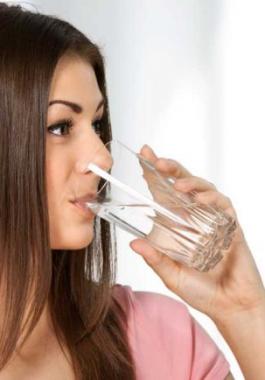 10 فوائد لشرب الماء الدافئ ربما لم تكوني تعرفينها