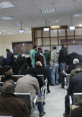 بالفيديو والصور: وكالة خبر ترصد إقبال المواطنين بغزّة على التسجيل للسفر