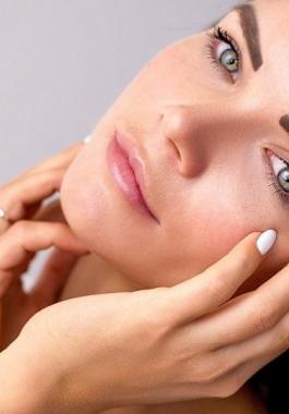 تقنية جديدة بديلة لعمليات التجميل: شد الوجه بالشريط اللاصق، هل ستجربينها؟