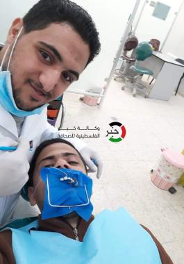 صور: مُتحدياً الإعاقة.. طبيب أسنان من غزّة قرر مداواة نفسه