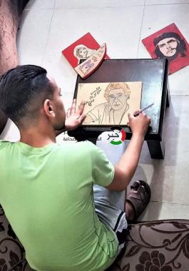 بالصور: شاب غزّي يُنمي موهبته الفنية ويتخذها مصدراً للرزق