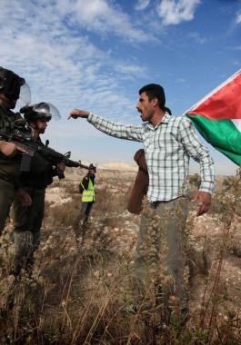 علم فلسطين والجنود