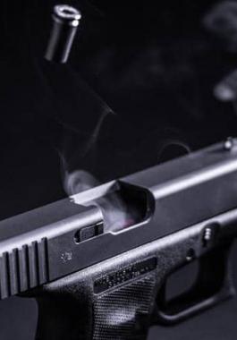 اتصل بالخطأ: فضبطت الشرطة 100 قطعة سلاح في منزله