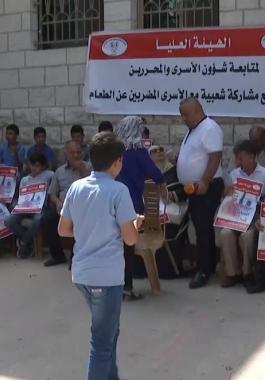 شاهد بالفيديو: وقفة أمام مقر الصليب الأحمر في البيرة تنديداً باستشهاد الأسير السايح