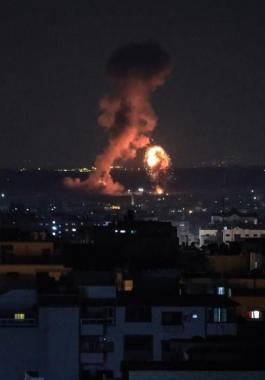 طائرات الاحتلال تستهدف عمارة مُدمرة ومواقع للمقاومة في غزّة